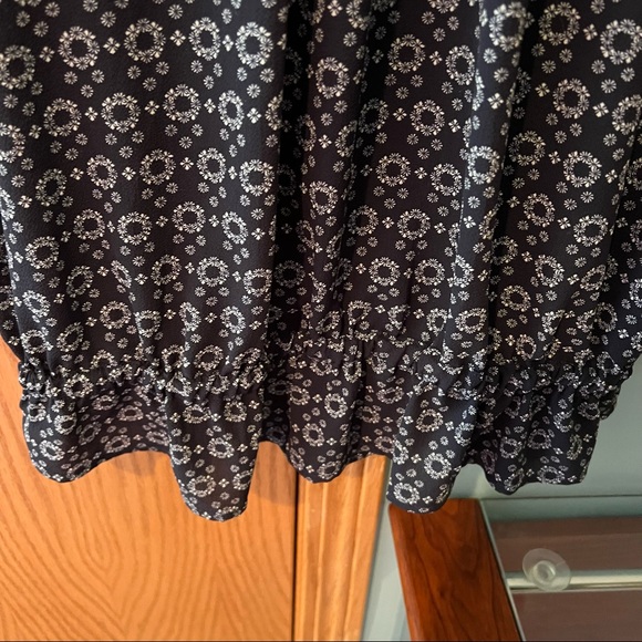 Harlowe & Graham Navy Blue Floral Blouse Size Medium Boho Cold Shoulder Flowy - Picture 3 of 11